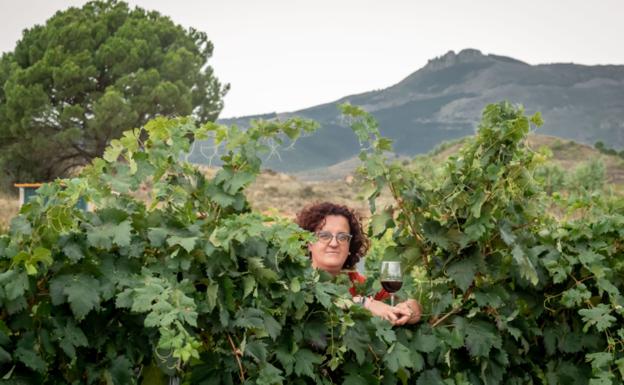 Esther Rubio, en una viña, con Peña Isasa al fondo. 