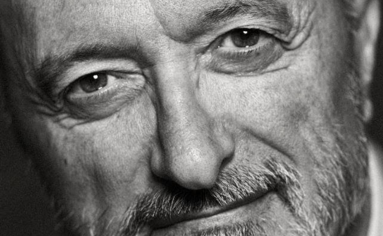 El escritor, académico y navegante Arturo Pérez Reverte.