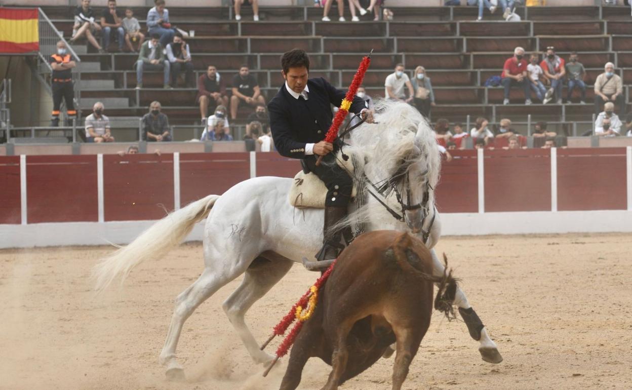 Segio Domínguez toreando al primero de la tarde. 