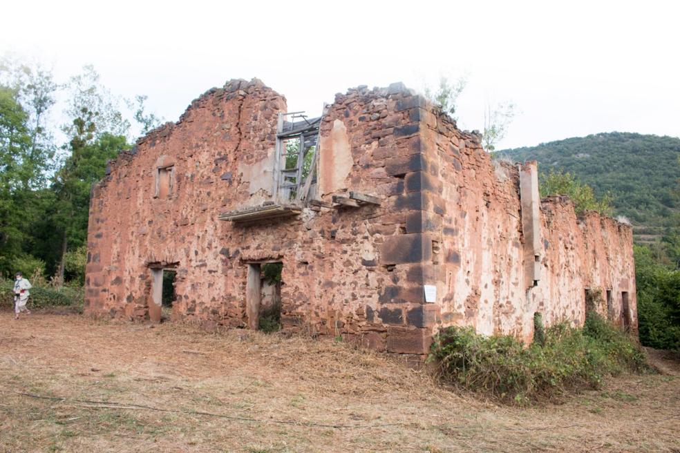 El escenario. La antigua fábrica, entre cuyos muros se ha instalado la creación.