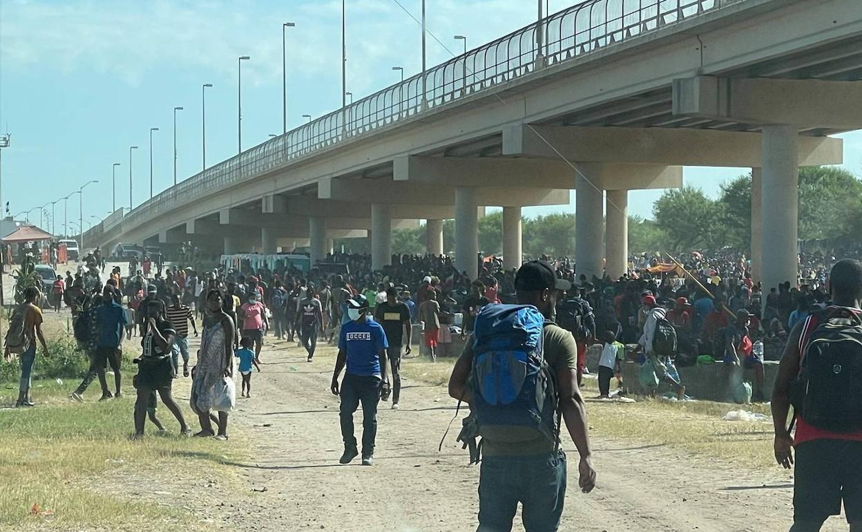 Inmigrantes en el campamento de Río Bravo (Texas).