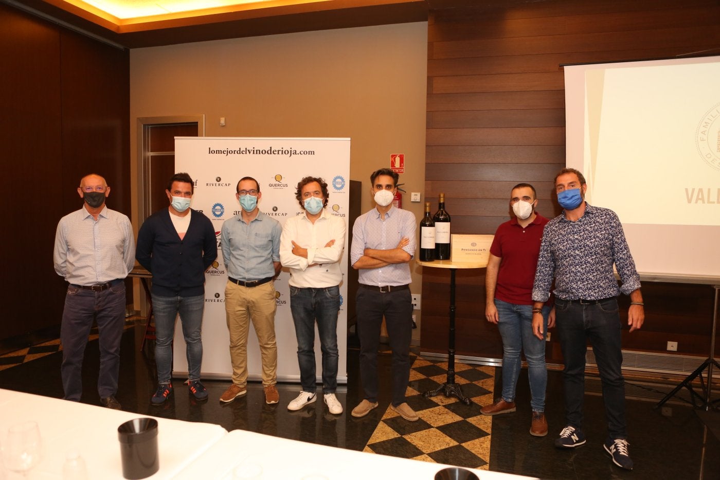 En la imagen, con los patrocinadores del club: el Grupo Argraf, Rivercap, Calcco, tonelería Quercus, Brener Energy Brokers y Maheri.