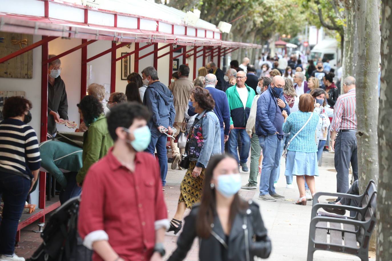 A pesar de no la ausencia de cohete, numerosos logroñeses han salido de casa para celebrar el inicio de las fiestas