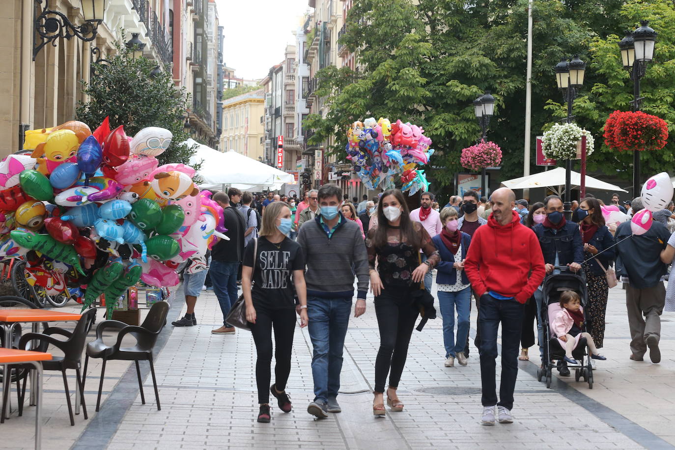 A pesar de no la ausencia de cohete, numerosos logroñeses han salido de casa para celebrar el inicio de las fiestas