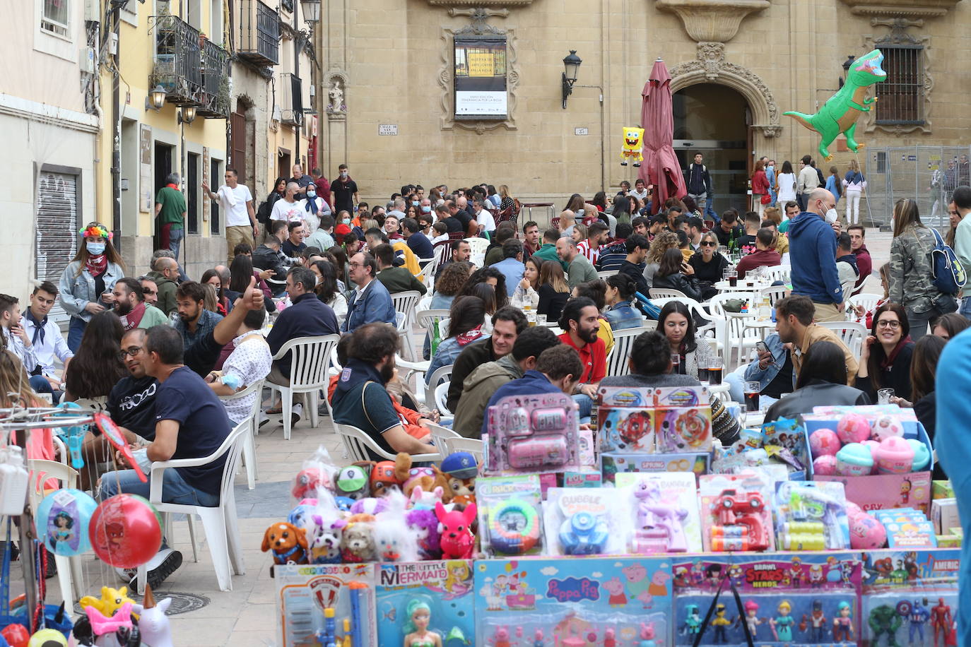 A pesar de no la ausencia de cohete, numerosos logroñeses han salido de casa para celebrar el inicio de las fiestas