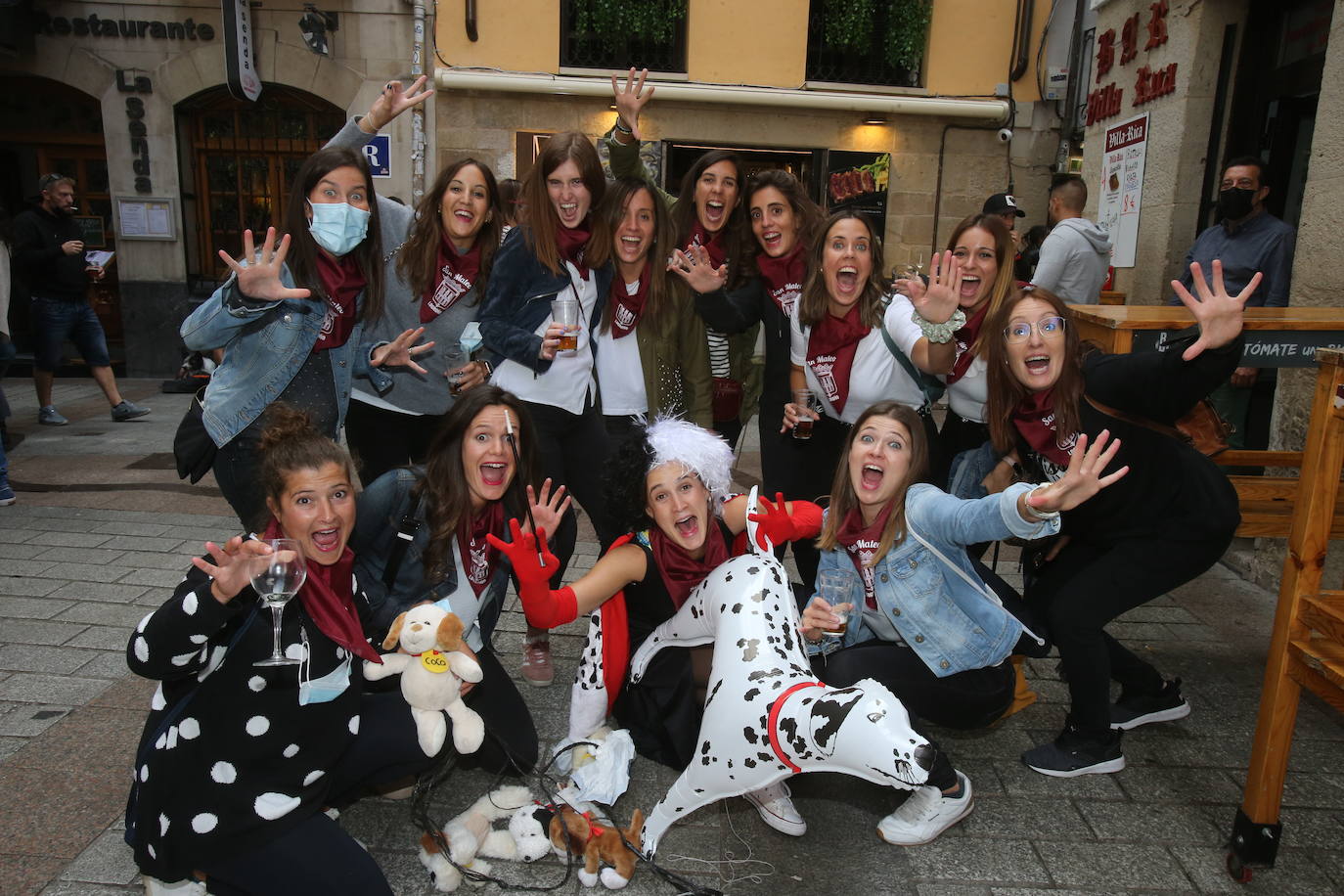 A pesar de no la ausencia de cohete, numerosos logroñeses han salido de casa para celebrar el inicio de las fiestas