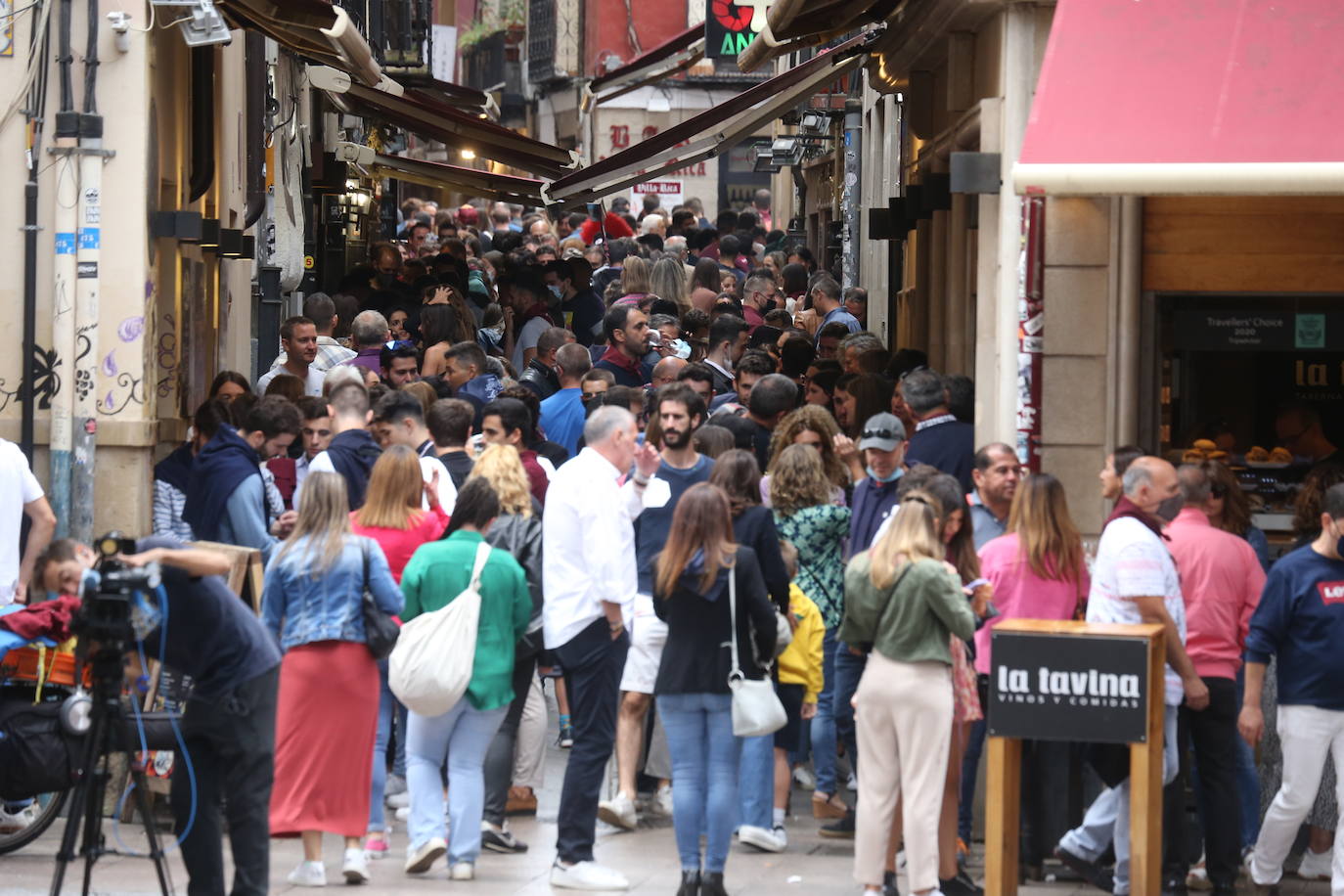 A pesar de no la ausencia de cohete, numerosos logroñeses han salido de casa para celebrar el inicio de las fiestas