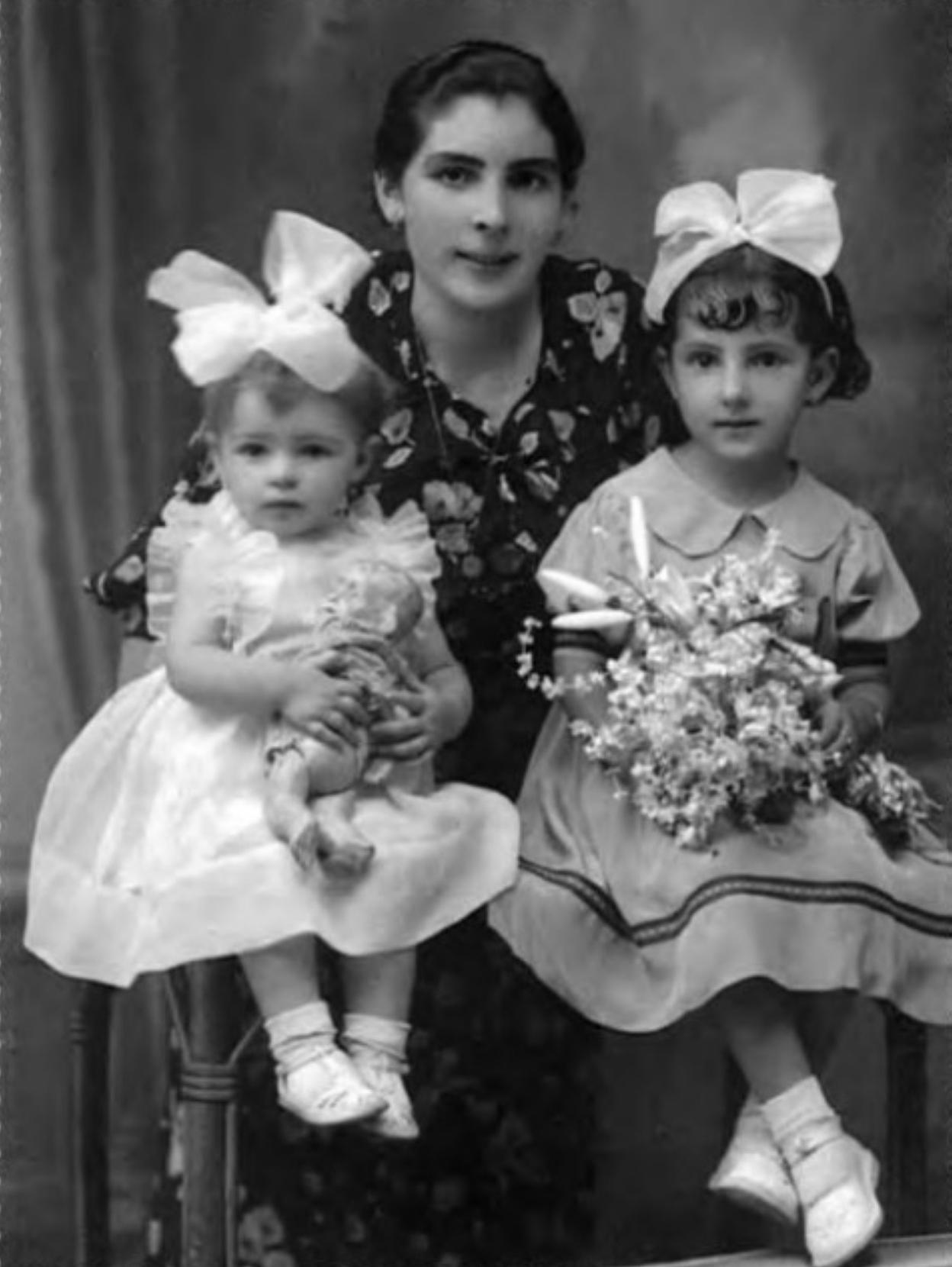 Asunción Pastor y sus hijas, en 1937