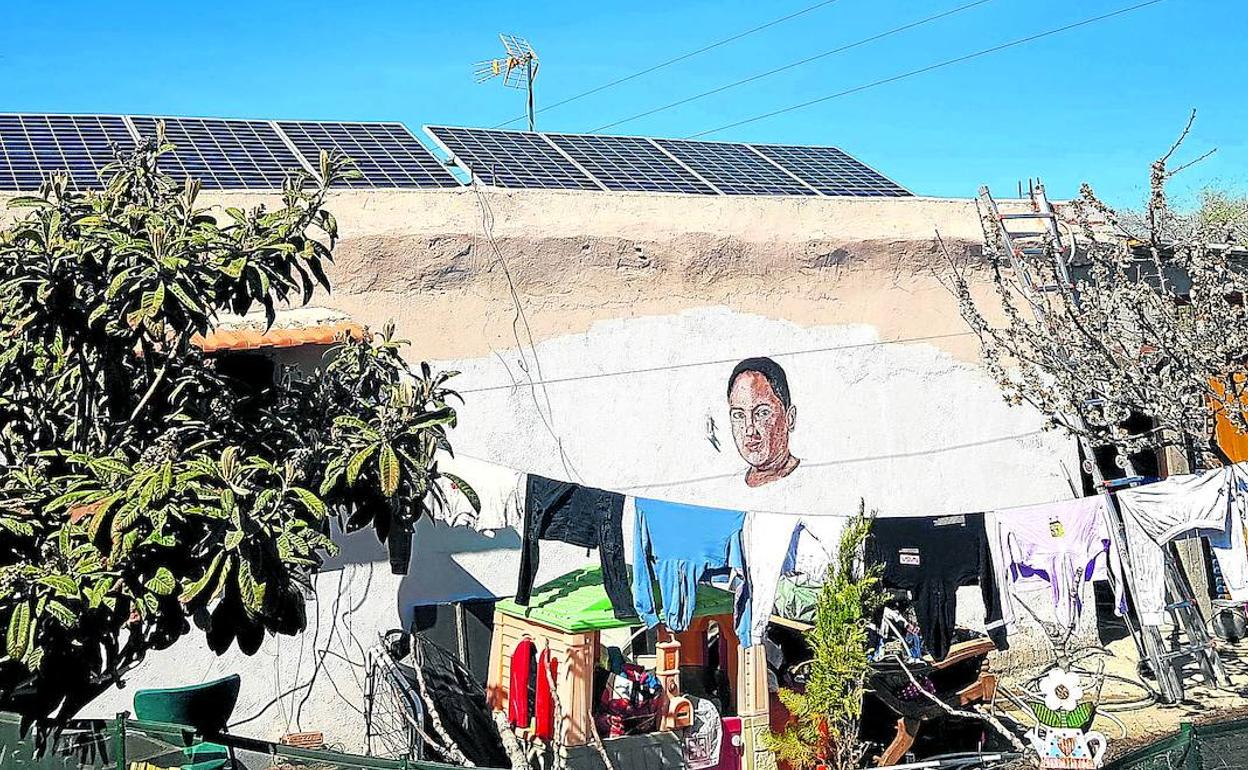 Instalación fotovoltaica en el poblado madrileño de la Cañada Real, donde las eléctricas cortaron por impago el suministro hace meses.