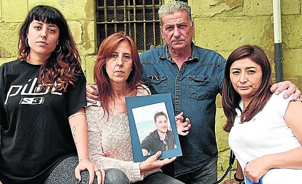 La familia de Robert, con sus padres en el centro, posan en la plaza de San Bartolomé.