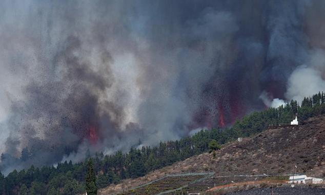 El nuevo volcán de La Palma ha entrado en erupción este domingo a las 15.12 horas en Montaña Rajada en el municipio de El Paso.