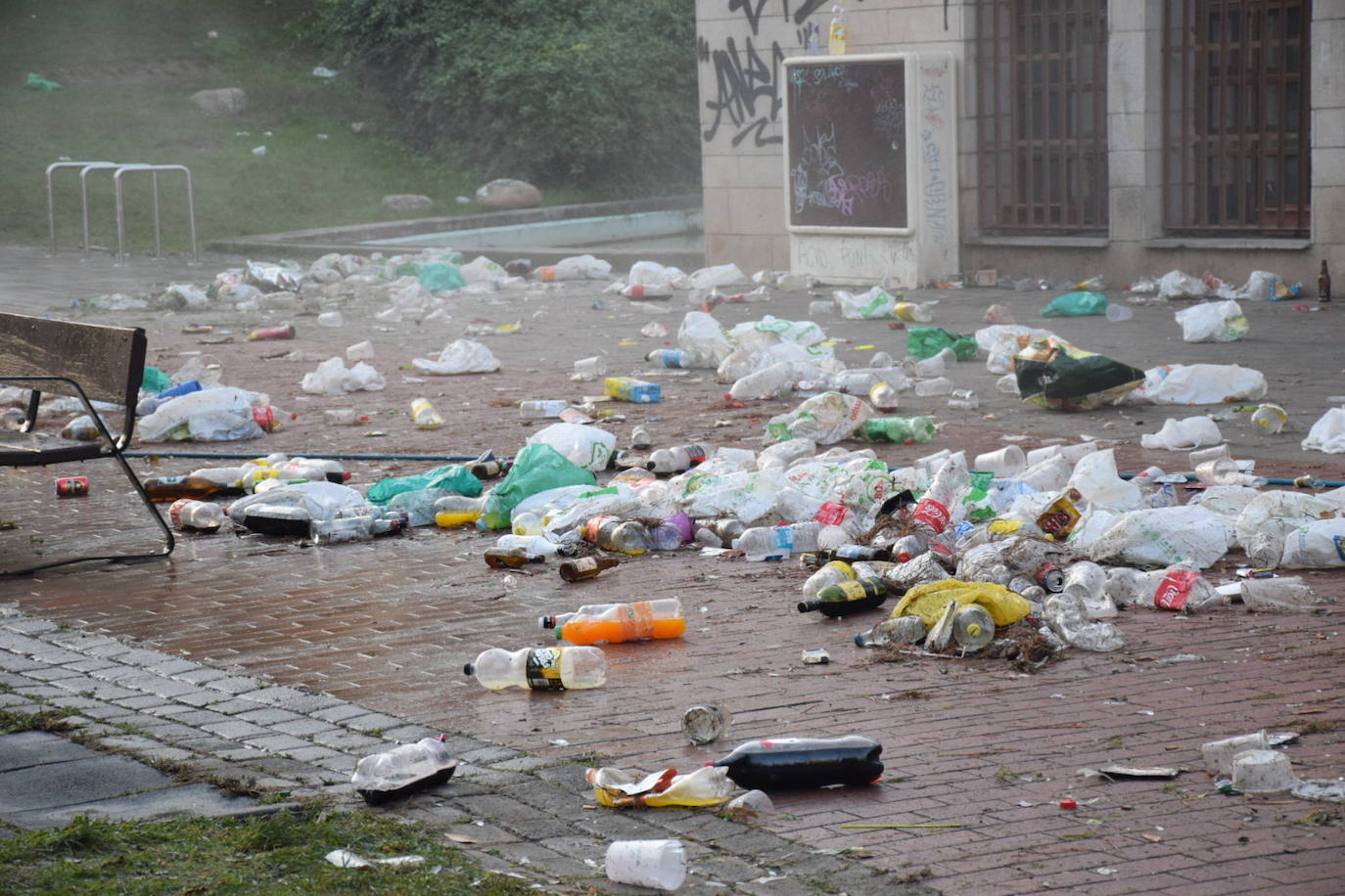 Fotos: Así quedó el Ebro tras el botellón en la primera noche de fiesta matea