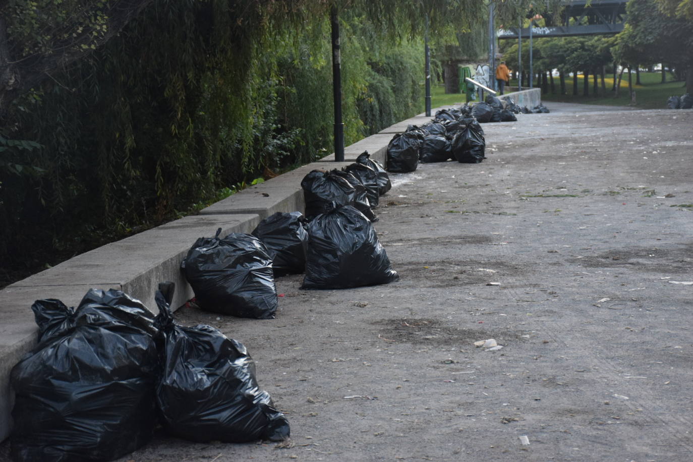 Fotos: Así quedó el Ebro tras el botellón en la primera noche de fiesta matea