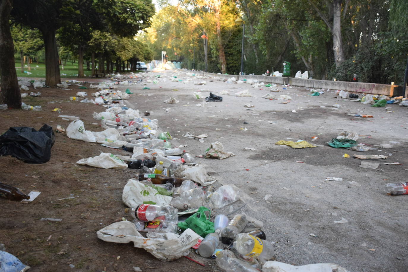 Fotos: Así quedó el Ebro tras el botellón en la primera noche de fiesta matea