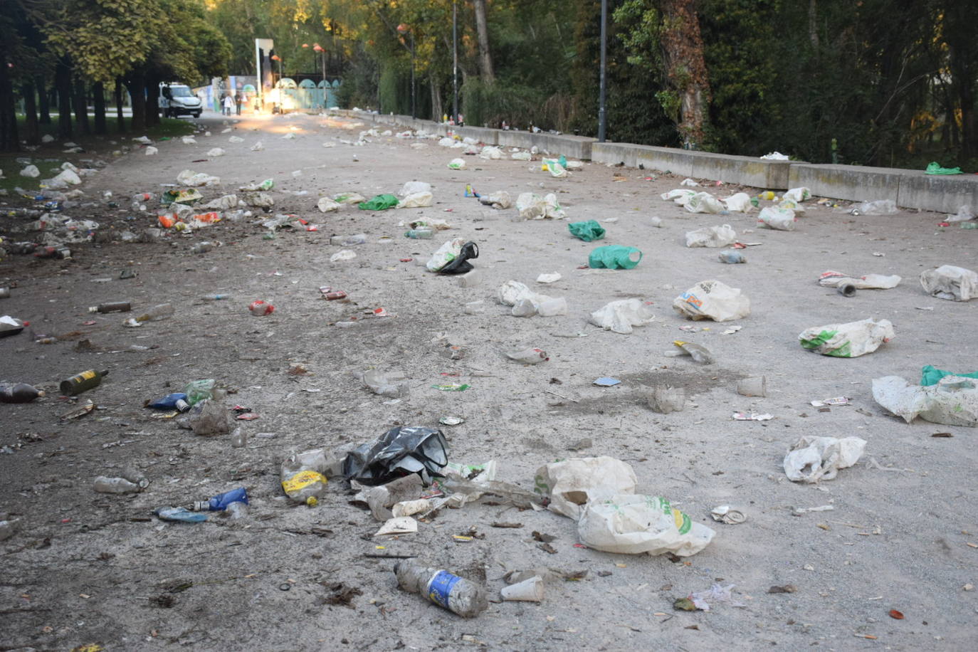 Fotos: Así quedó el Ebro tras el botellón en la primera noche de fiesta matea