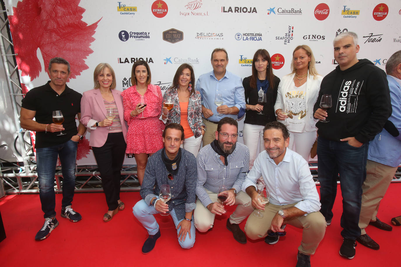 Paco, Teresa, Maite, Lola, Juan Carlos, Esther, Ana y Félix (de pie), y Alfonso, Alfonso y César (agachados), de la familia de CaixaBank. 