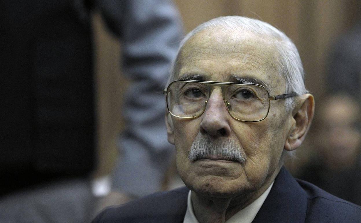 Jorge Rafael Videla, líder de la Junta Militar Argentina entre 1976-83, es juzgado en Buenos Aires en 2012.