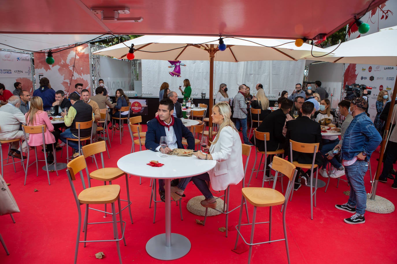 Este lunes los presentes han podido degustar las especialidades culinarias de The Way y los vinos de Bodegas Tobía. 