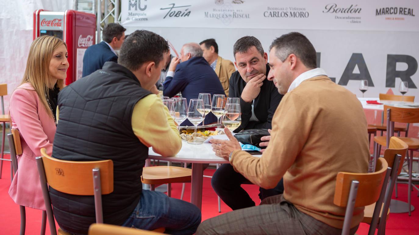 Este lunes los presentes han podido degustar las especialidades culinarias de The Way y los vinos de Bodegas Tobía. 