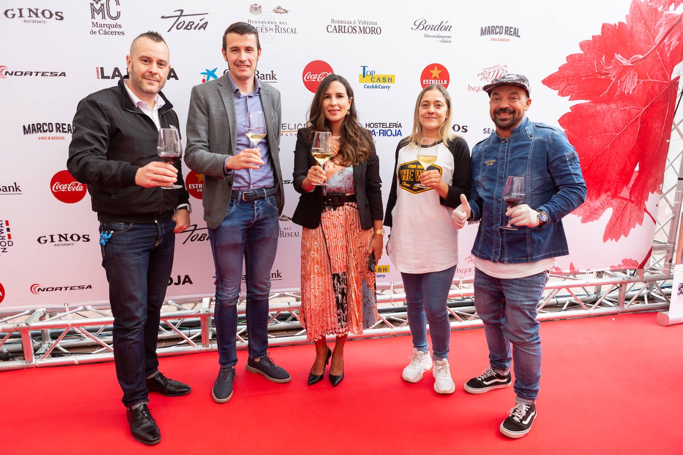 Este lunes los presentes han podido degustar las especialidades culinarias de The Way y los vinos de Bodegas Tobía. 