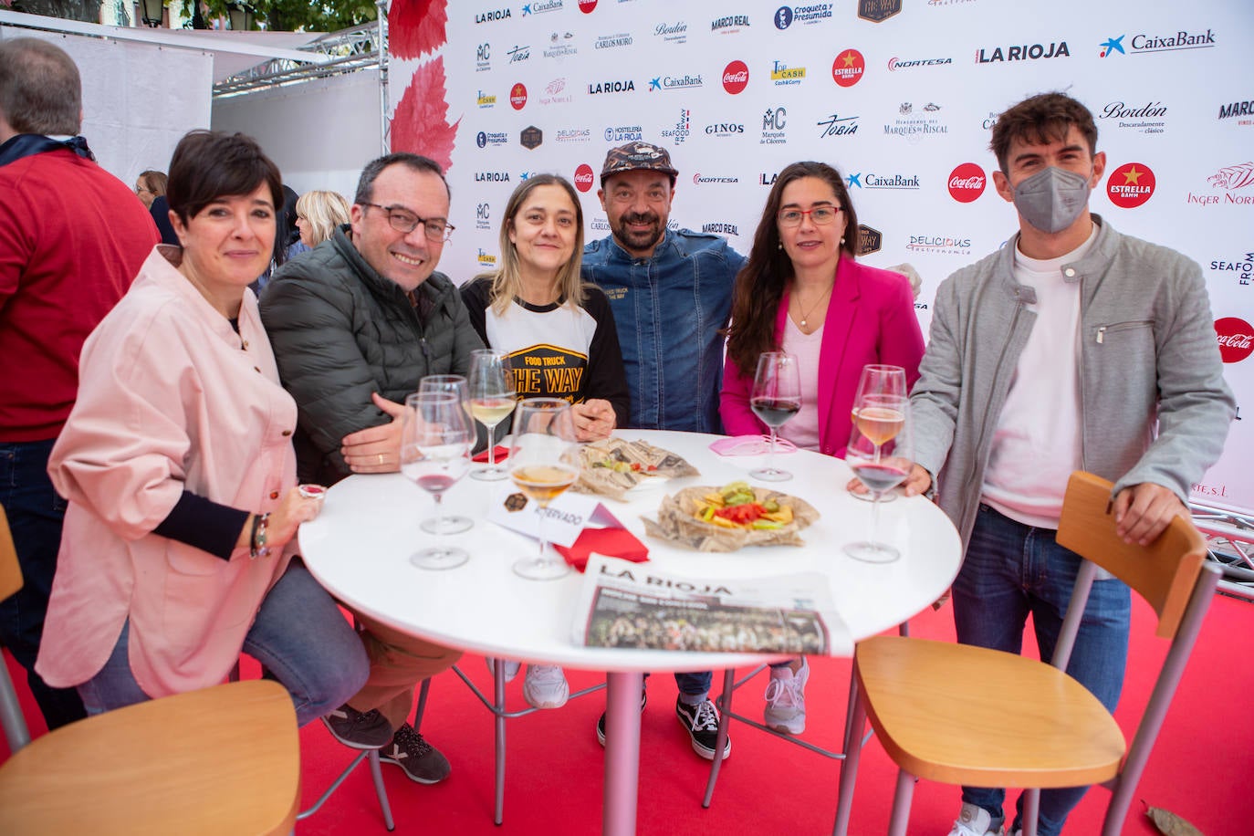 Este lunes los presentes han podido degustar las especialidades culinarias de The Way y los vinos de Bodegas Tobía. 