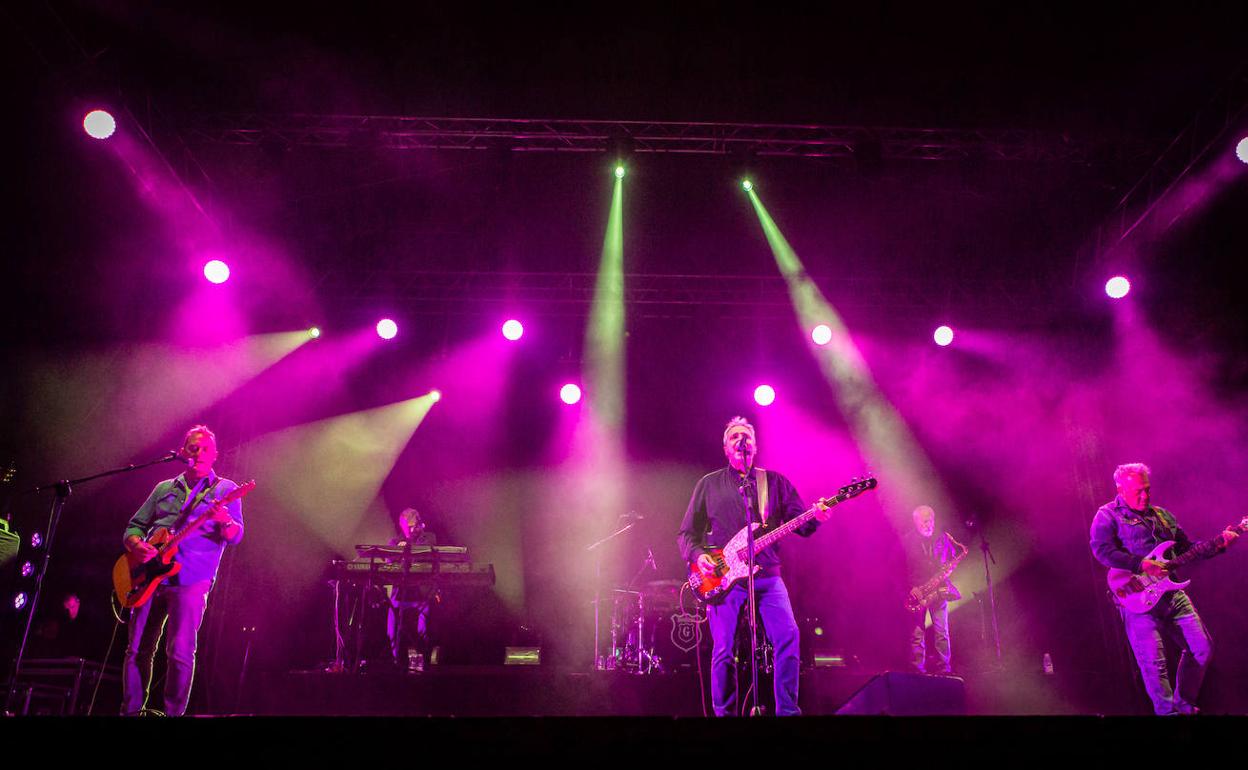 Imagen de una momento del concierto de Hombres G anoche en Logroño