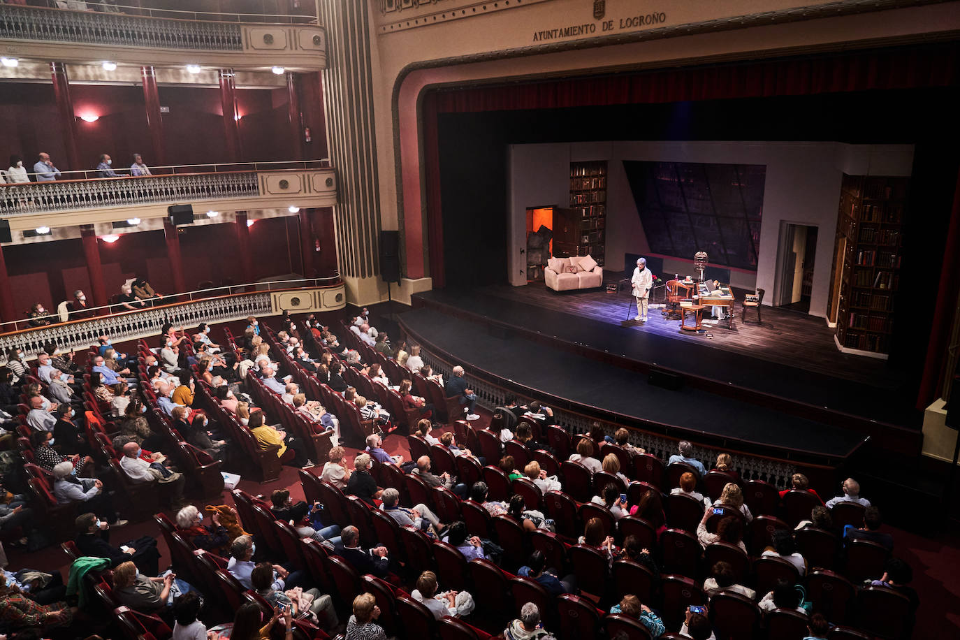 La actriz se ha despedido de las tablas con una representación en el Teatro Bretón de Logroño