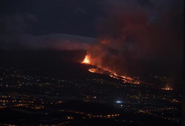 El volcán de La Palma entra en una fase más explosiva de su erupción mientras se aproxima al mar.