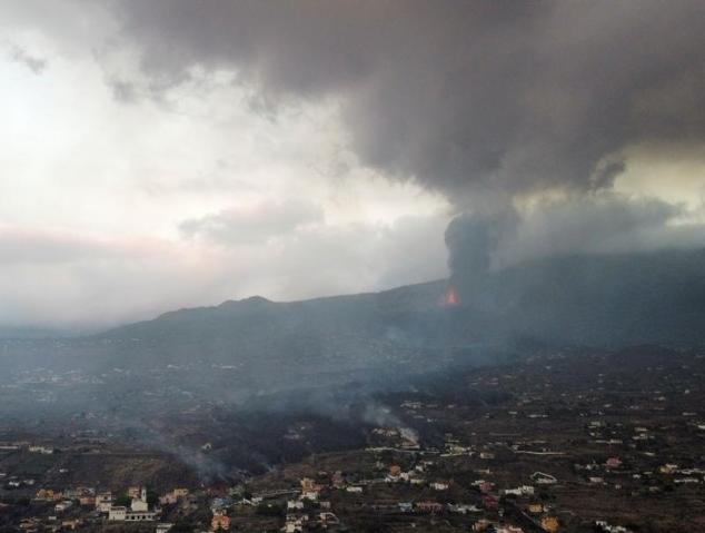 El humo se eleva tras la erupción del volcán en la isla de La Palma.