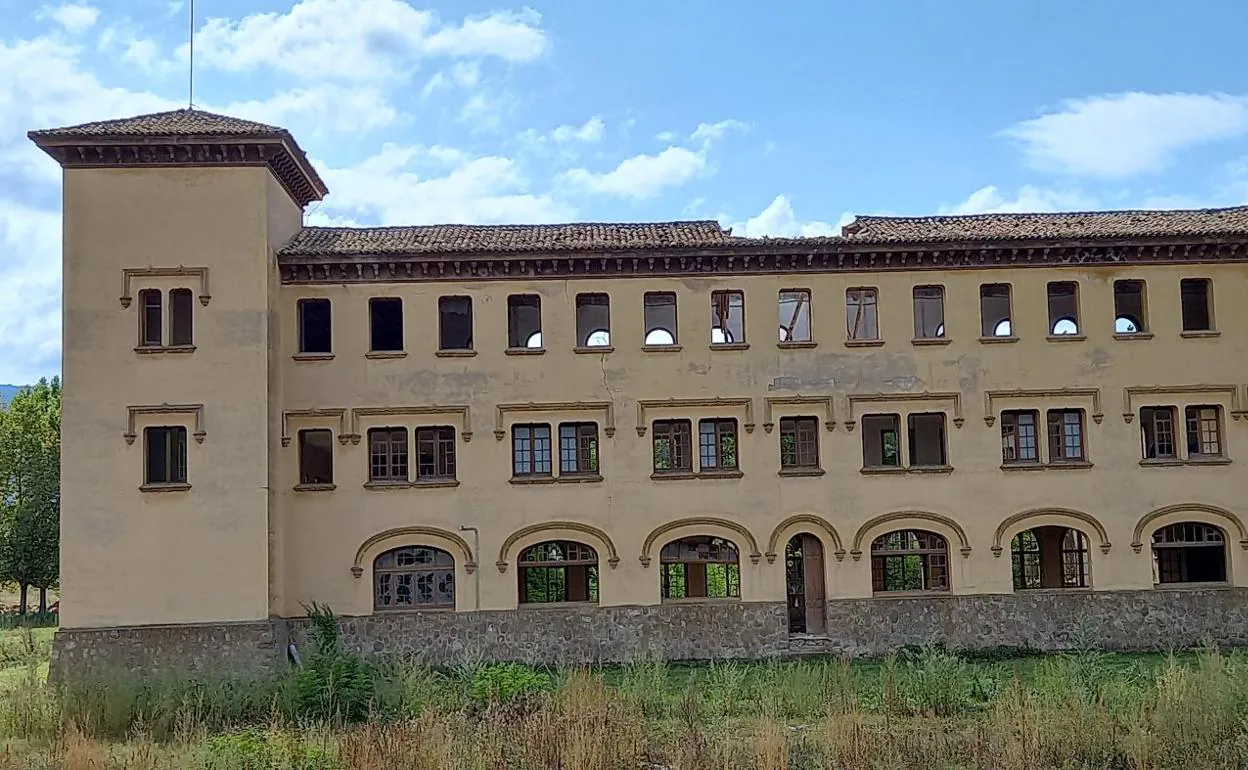 Vista actual del antiguo seminario escolapio de Albelda de Iregua, desde la LR-256, con el tejado derrumbado. 