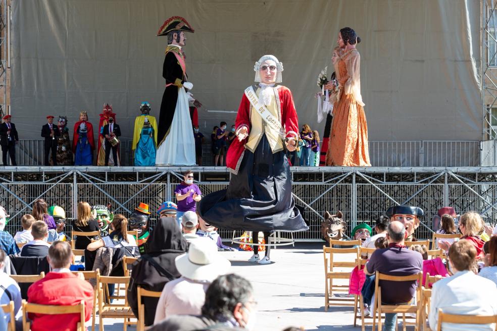 Desfile de los gigantes sobre el escenario y en los pasillos de la plaza del Ayuntamiento. 