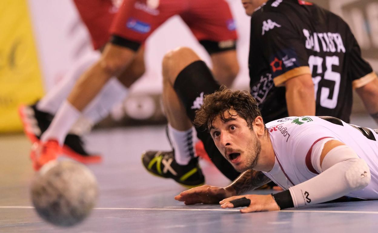 Tomás Moreira observa cómo se marcha el balón en un ataque franjivino. 