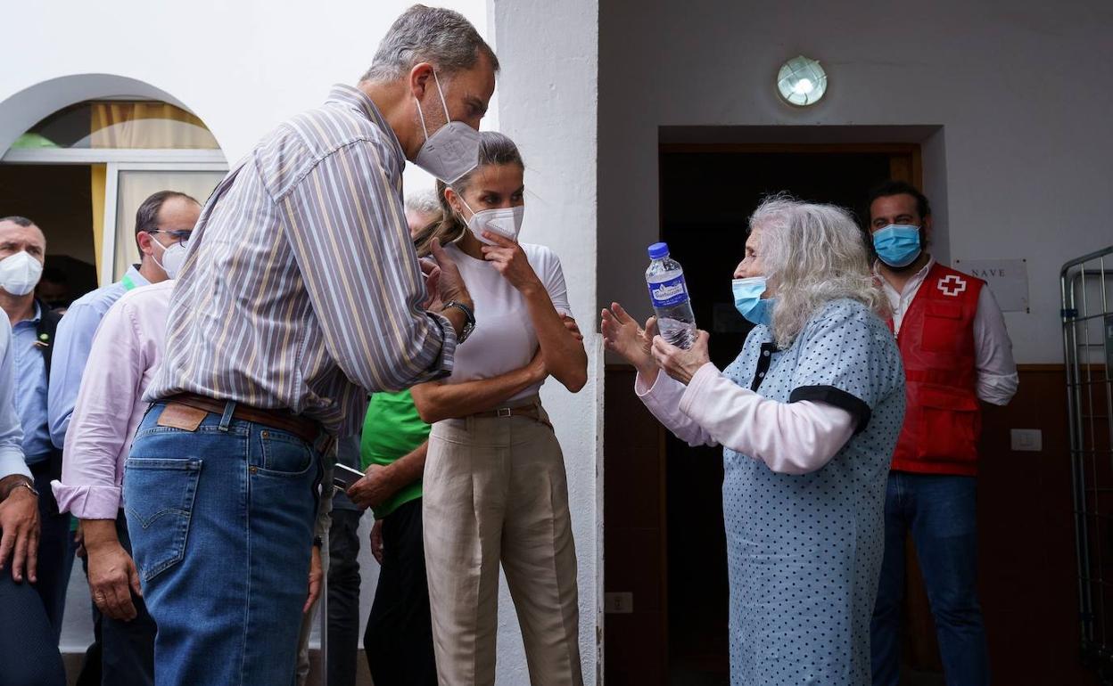 Los Reyes arropan a los desplazados en una visita a El Fuerte.