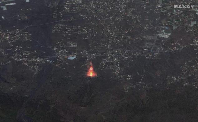 Imagen satelital facilitada por Maxar Technologies que muestra una vista de la erupción del volcán Cumbre Vieja en La Palma.