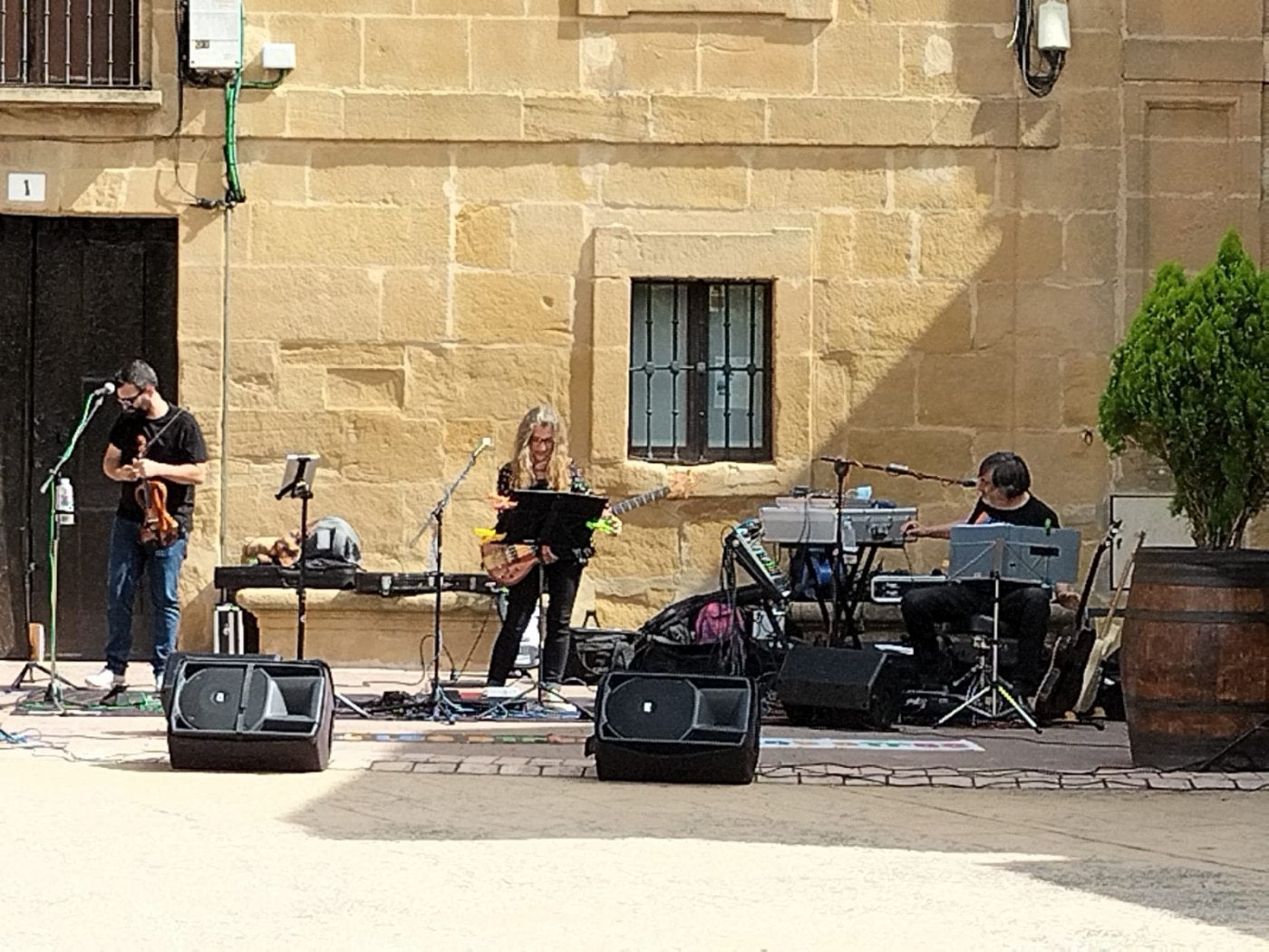 Actuación del grupo jarrero 'Los otros' en Briñas. 