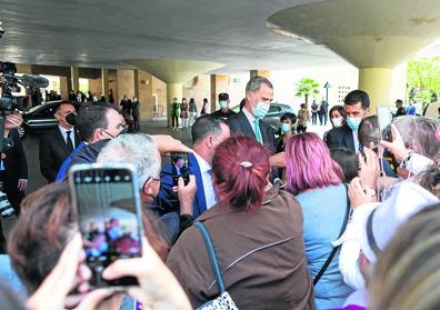 Imagen secundaria 1 - La visita del rey realza la conmemoración del V Centenario del Sitio de la ciudad