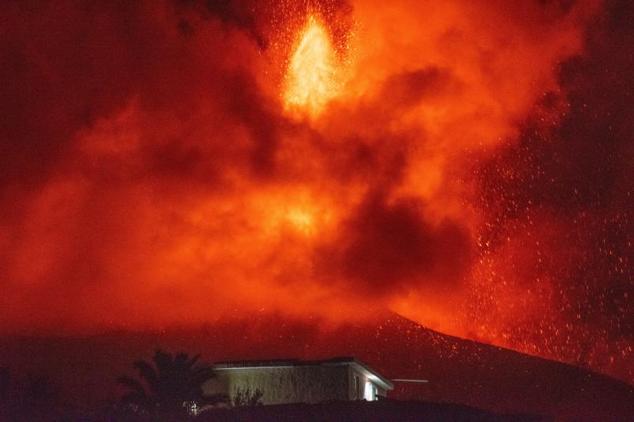 El volcán que estalló este domingo en La Palma pasa en las últimas jornadas por fases más explosivas.