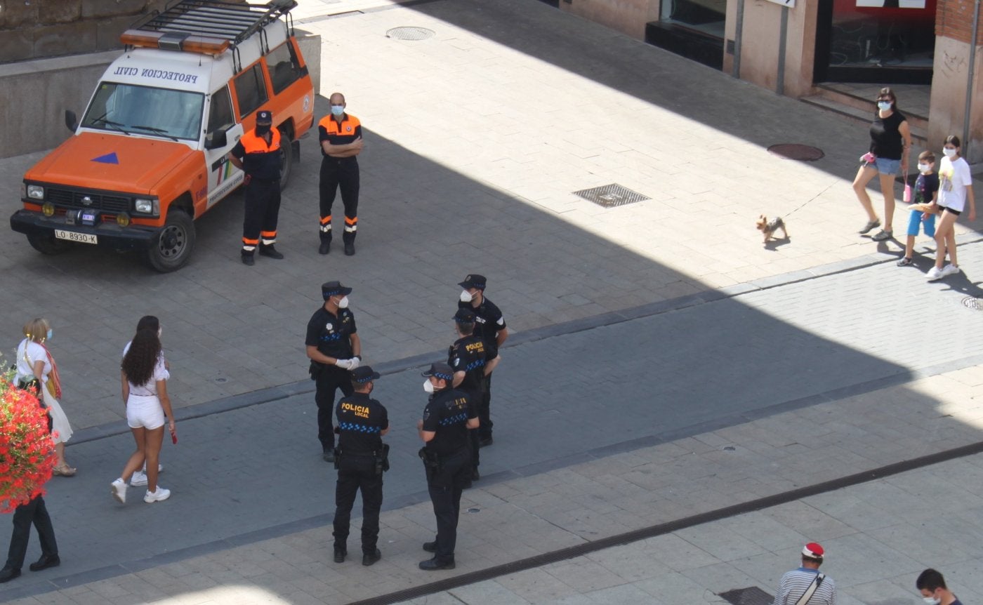 Agentes de la Policía Local de servicio en la plaza de España. 