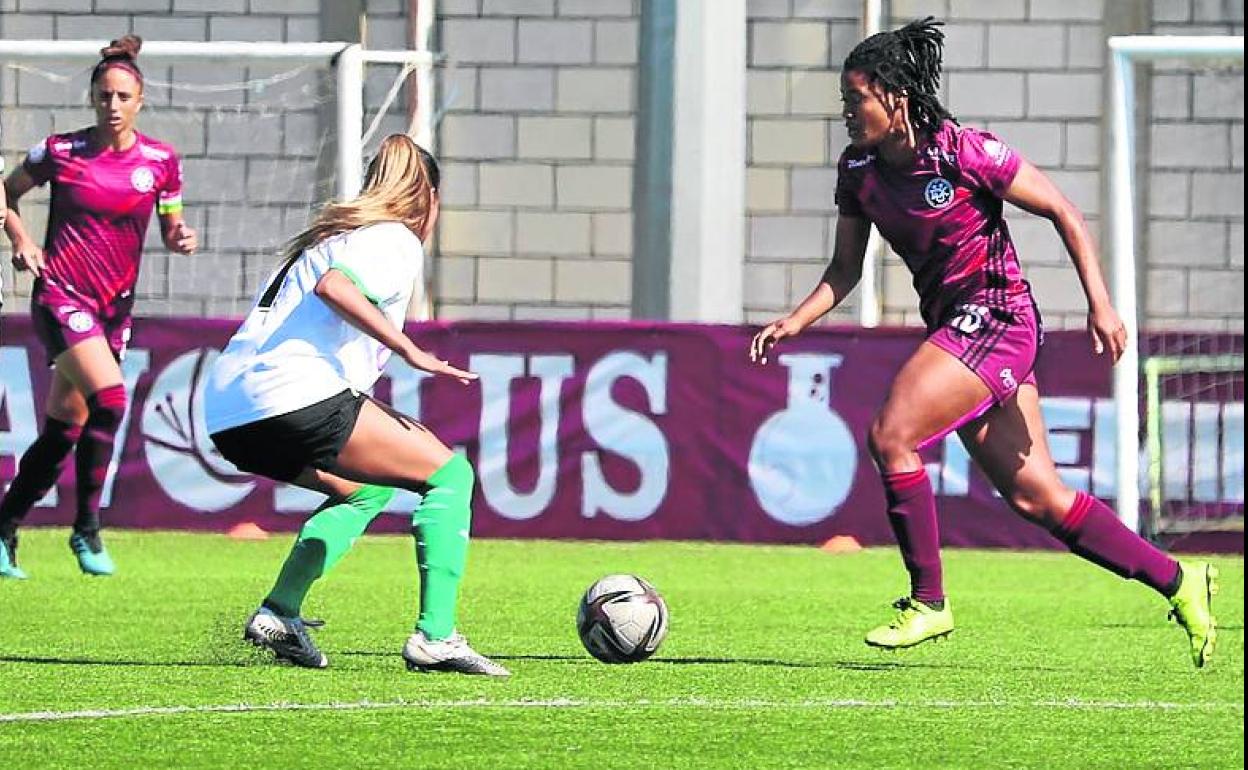 Ida conduce el balón frente al Racing Feminas en la pasada jornada.