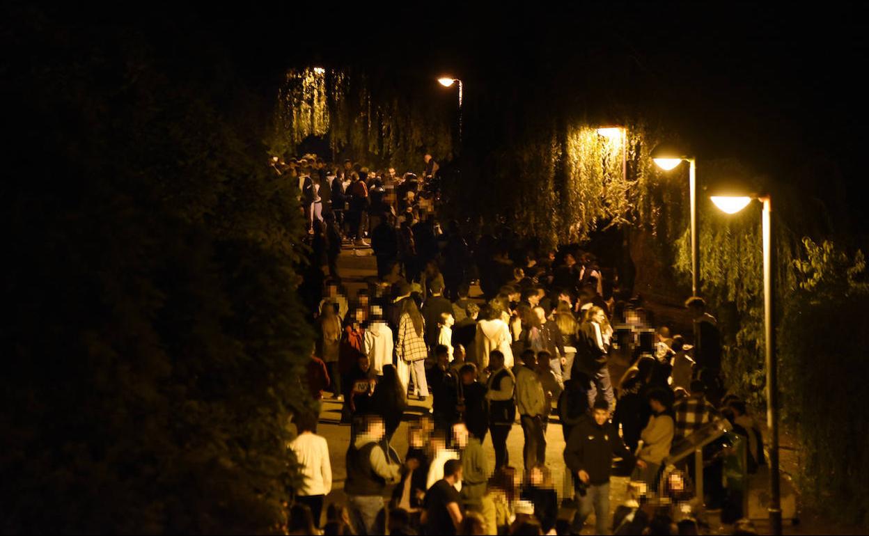 Dos detenidos por lanzar botellas a la Policía Local en el Parque del Ebro