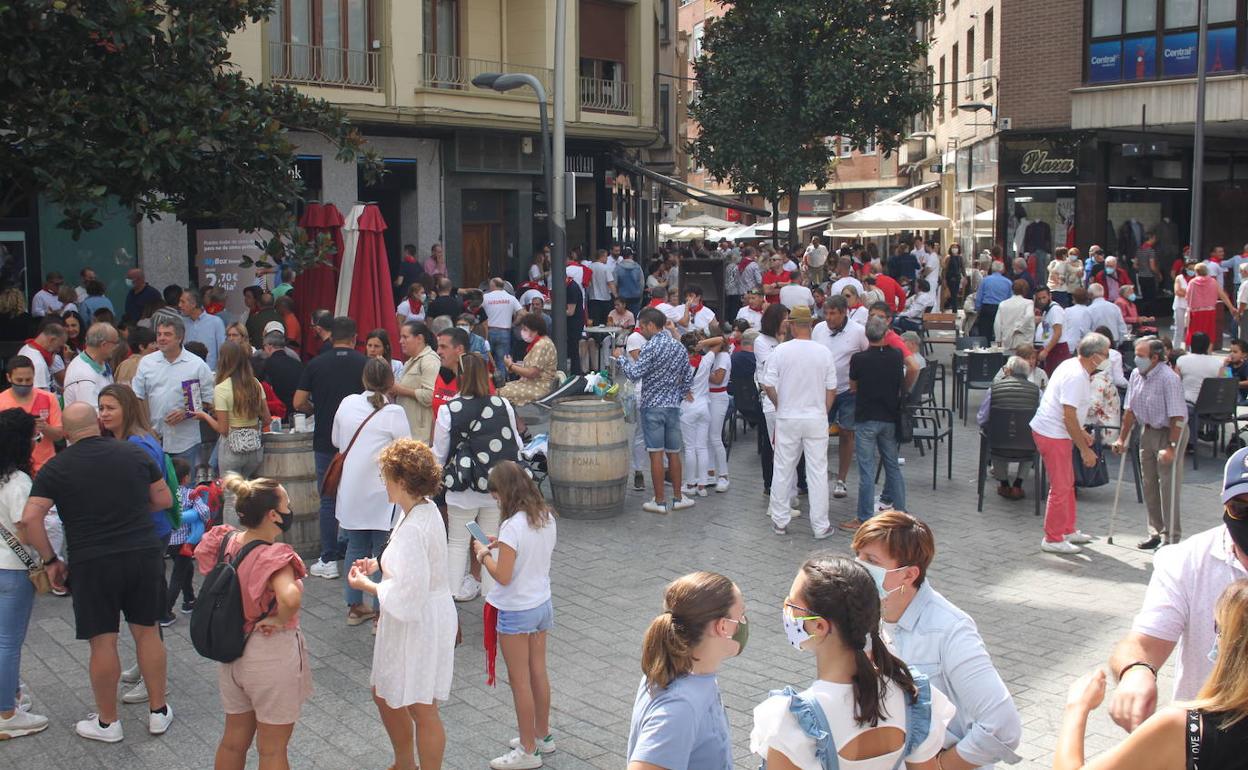 El ambiente de brindis entre cuadrillas en las calles del centro de la ciudad fue alegre y cercano al de otros 26 de septiembre. 