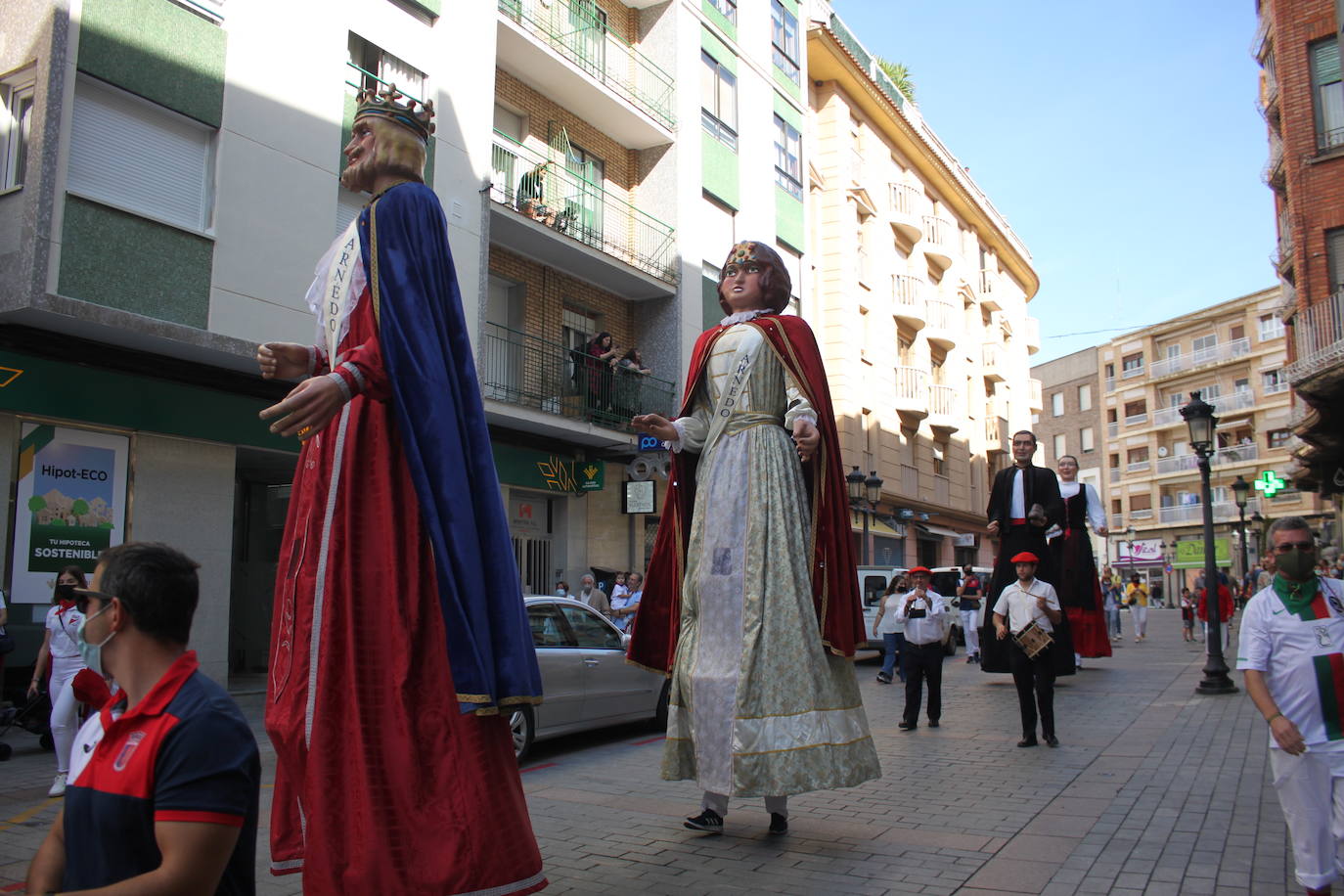 Arnedo sale a la calle para celebrar el que hubiera sido el primer día de sus fiestas en honor a San Cosme y San Damián