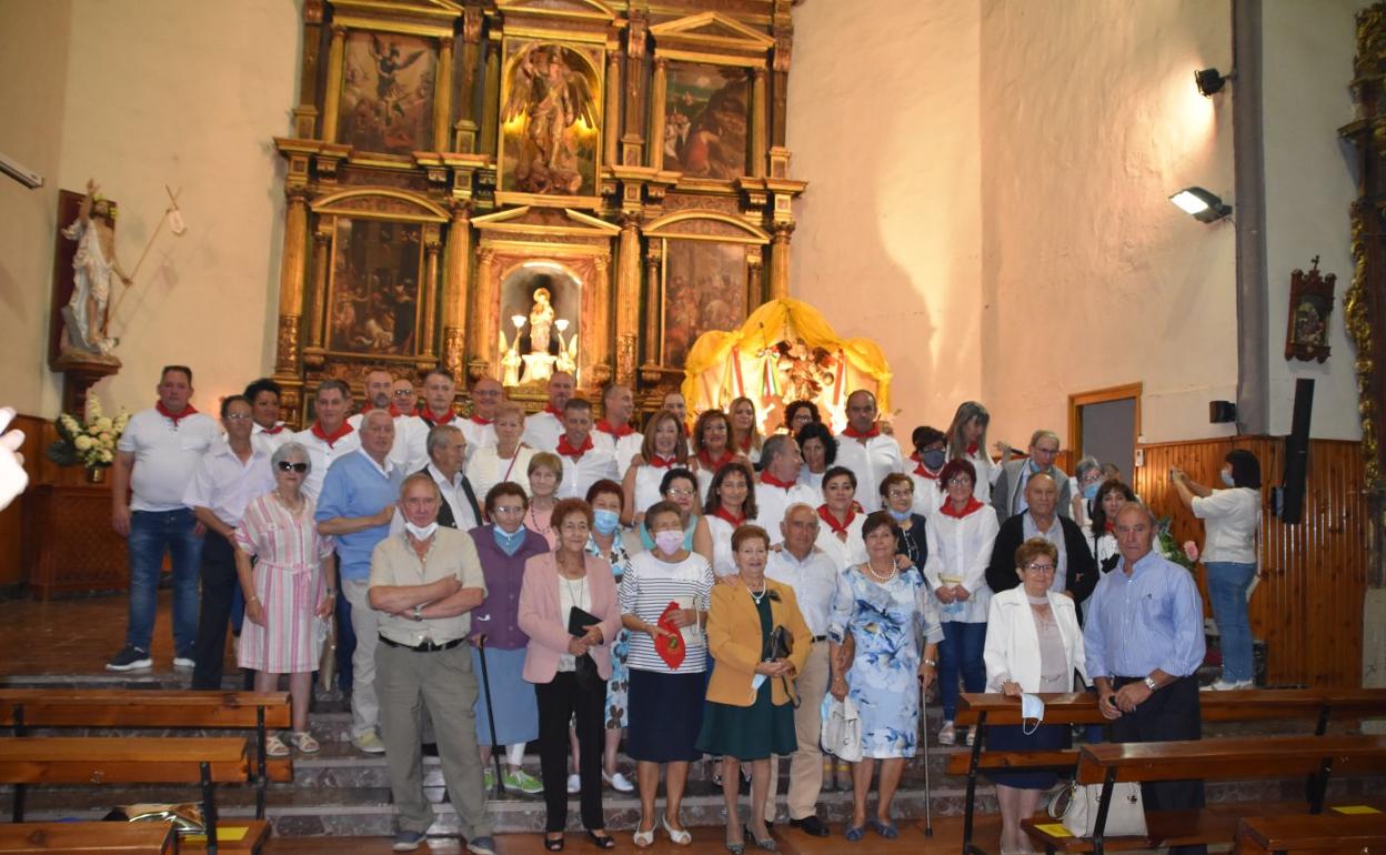 Los quintos del 70 con sus padres, ayer en la parroquia de San Miguel Arcángel. 