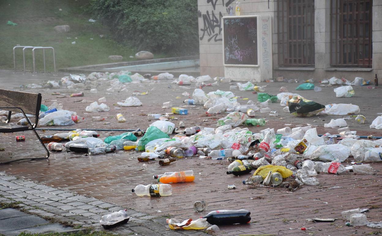 Basura tras la celebración de un botellón. 