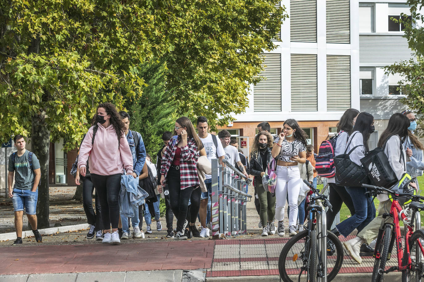 Fotos: Los universitarios regresan al campus de la UR en el primer día de un curso