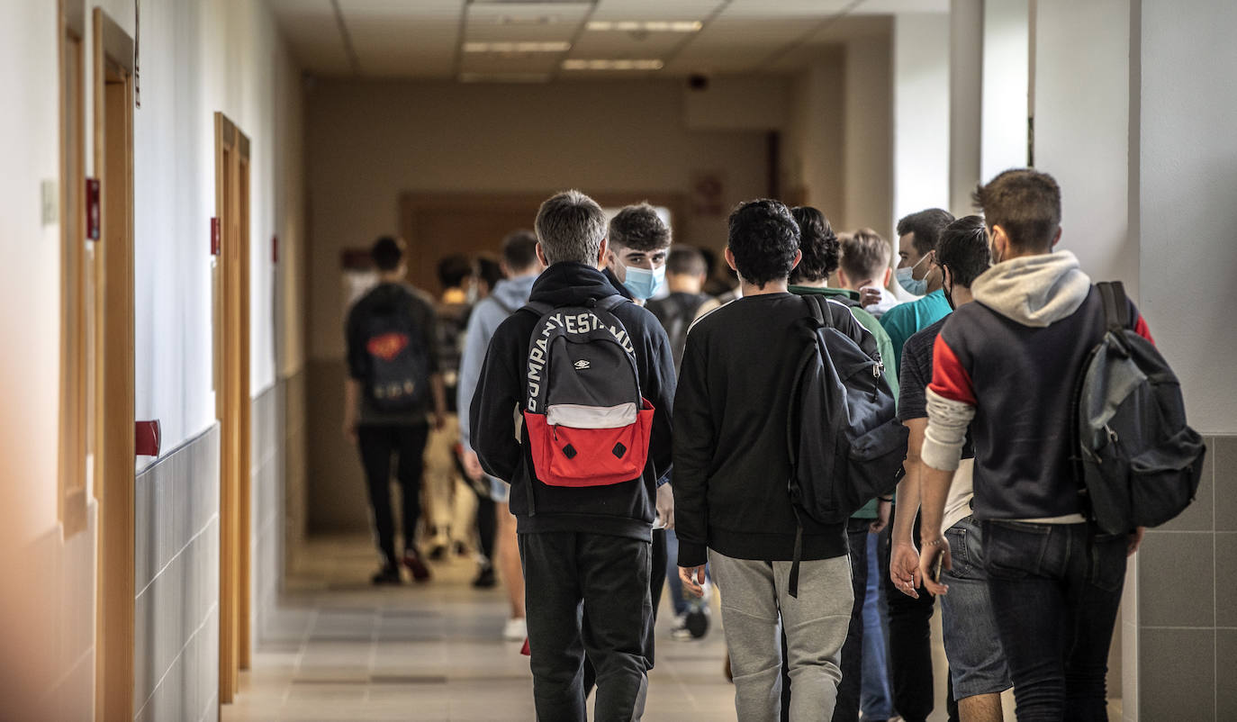 Fotos: Los universitarios regresan al campus de la UR en el primer día de un curso