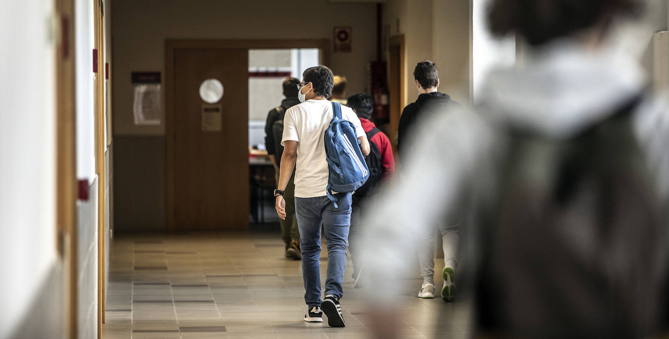 Fotos: Los universitarios regresan al campus de la UR en el primer día de un curso