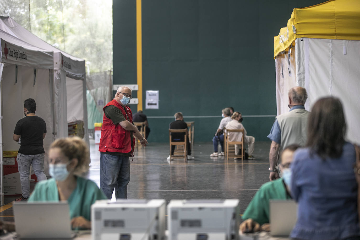 El frontón de la instalación deportiva toma el relevo de Riojafórum como vacunódromo