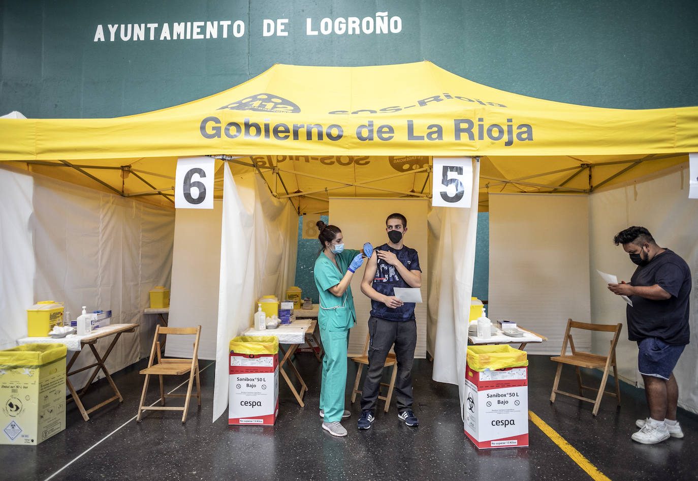 El frontón de la instalación deportiva toma el relevo de Riojafórum como vacunódromo