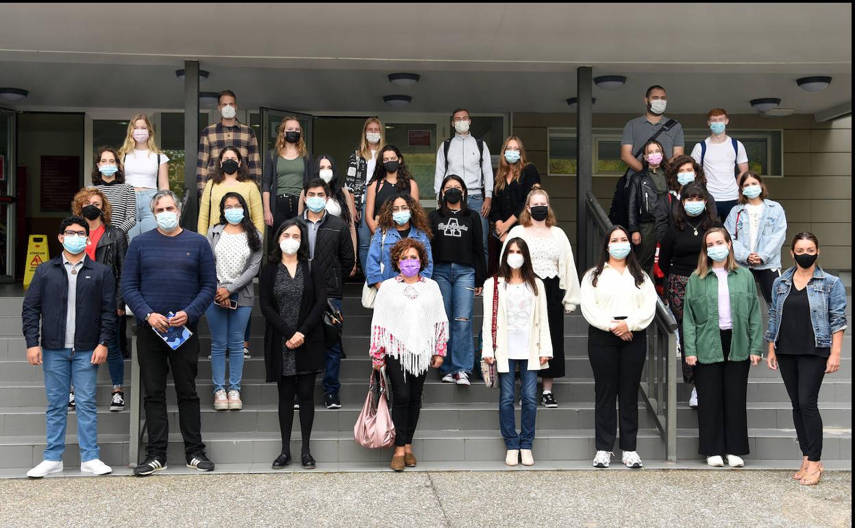 Foto de familia con la vicerrectora de Estudiantes, María Ángeles Martínez Calvo (abajo), en las escaleras del edificio Politécnico. 